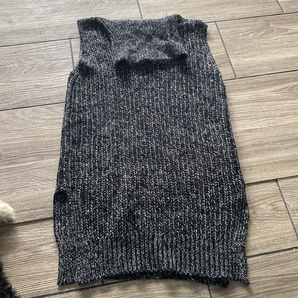 Long sleeveless sweater tunic